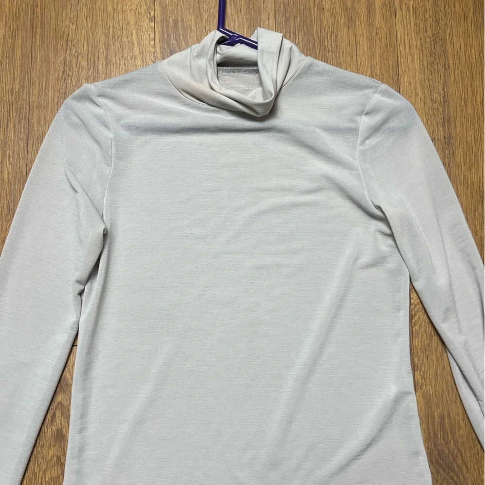 Elegant Light Gray Long Sleeve Top - Picture 2 of 3